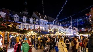 Auf dem Platz vor der Alten Münze haben sich schon zur Eröffnung zahlreiche Besucher eingefunden, um den ersten Glühwein, die erste Wurst oder Waffel zu genießen.
