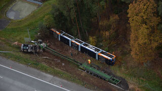 <b>Der Truck durchbrach die Leitplanke, rutschte im Anschluss einen zehn Meter Hang neben der Autobahn hinab. Die in der Region wohl bekannte Straßenbahn kippte ins Gebüsch.</b>