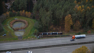 In der Nacht zu Dienstag ist ein mit einer Straßenbahn beladener Schwerlasttransport eine Böschung an der Autobahn 9 hinabgestürzt.