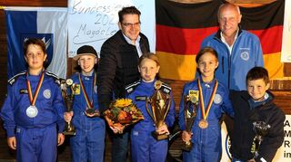Jannis Zararis (v. l.), Thiederik Terlinden, Magdalena Terlinden und Louis Wölfelschneider freuen sich über ihre Erfolge, Bürger-meister Stefan Weisbrod (hinten, v. l.) und Gerd Römpert gratulieren.