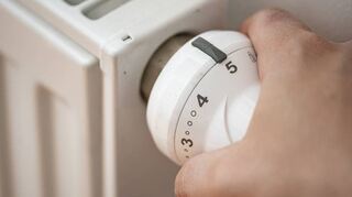 In vielen Gemeinden wird in öffentlichen Räumen die Temperatur abgesenkt. Ein pro-bates Mittel, Energie einzusparen.