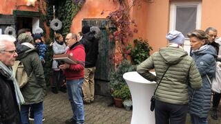 Im gemütlichen Innenhof von „Ingeborg’s Floristik Werkstatt“ finden sich viele Gäste zum Adventsmarkt ein. Später ist kein Durchkommen mehr.