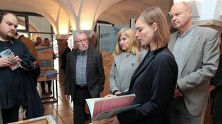 Im Verwaltungsgebäude in der Eichendorffstraße 2 informiert das mobile Geschichtslabor des Vereins „Lernort Kislau“ über Hintergründe des ehemaligen Konzentrationslagers und versucht, die NS-Diktatur in Beziehung zur Gegenwart zu setzen. Florian Reck (v. l.), Gerhard Wenner und Claudia Felden folgen den Ausführungen der wissenschaftlichen Mitarbeiterin Luisa Lehnen gemeinsam mit Ulrich Bäuerlein während der Eröffnung der Ausstellung.