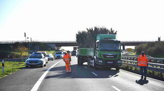 Der Lkw rangierte rückwärts über die B535 und verließ die Straße an der Anschlussstelle Plankstadt - ohne den Tunnel zu durchfahren.
