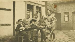 Familie Sattel aus Schifferstadt sitzt im Hof mit französischen Besatzungssoldaten. Solche persönliche Bilder sind Teil der Ausstellung.