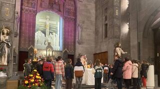 Zum Vaterunser um den Altar versammelt: Die jungen Katholiken erhalten ihren ersten Segen als Kommunionkind von Pfarrer Christian Müller und Thorsten Gut.