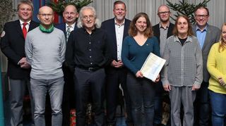Dank und Urkunden für fleißige Blutspender: Fabrice Kühnhenrich (DRK, v. l.), Thomas Heumann, Thomas Friedemann, Gerhard Kiermeier, OB Marcus Zeitler, Lisa Rinklef, Sven Raupp, Ilse Dietz, Reinhard Bertram, Sonja Gelb, Moritz Mildenberger, Ursula Marquetant, Sven Fillinger (DRK) und Wolfgang Krämer.
