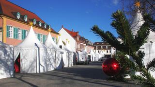 Noch sind die Zelte auf dem Schlossplatz geschlossen – es ist aber alles schon vorbereitet und geschmückt für den Start des Weihnachtsmarkts.