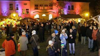 Beim Hockenheimer Advent wird es wieder weihnachtliche Verkaufshütten mit jeder Menge Leckereien geben.