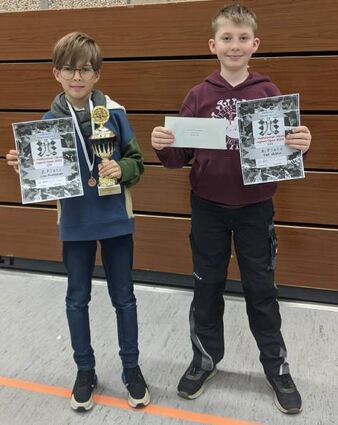 Lias Piechatzek (links) und Emil Skibba präsentieren ihre Preise.