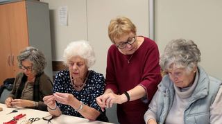 Carmen Zund (v. l.), Yvonne Wierer, Charlotte D’auria und Uschi Friedrich vom Arbeits-kreis „Volkskunde und Brauchtum“ fertigen Engel und Sterne aus gebrauchten Kaffeekapseln.