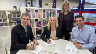 Die Tinte auf dem Vertrag ist trocken, eine weitere Bildungspartnerschaft für die Neurott-Gemeinschaftsschule steht: Rektor Joachim Rumold (v. l.), Katrin Schromm, stellvertretende Ausbildungsleiterin von Engelhorn, Iris Wolf von der IHK und Ali Demir, Lehrer und Berufsorientierungsbeauftragter der Schule.
