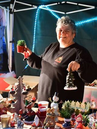 Sylvia Müller von den „Göggeln“ hat schon allerhand Weihnachtliches anzubieten.