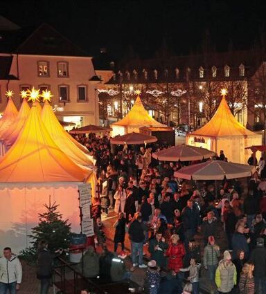 Viele Besucher kommen zur Eröffnung des Weihnachtsmarkts.