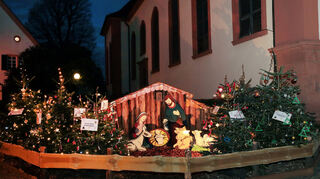 Die Krippe neben  der Pankratiuskirche.