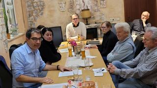 Bei der Mitgliederversammlung der Grünen referiert Landtagsabgeordneter Dr. Andre Baumann (l.) zu der aktuellen Energiewende.