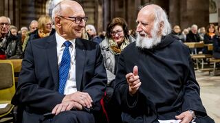 Ein Mönch wie aus dem Bilderbuch: Benediktinerpater Anselm Grün (r.) spricht mit dem Vorsitzenden des Dombauvereins Dr. Gott-fried Jung im Kaiserdom vor Beginn seines Vortrags über Spiritualität.
