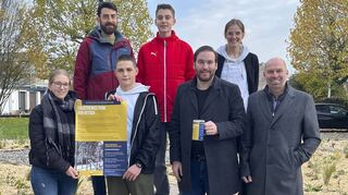 3000 Euro von der Jugendstiftung sind bewilligt – darüber freuen sich Mina Lösch (vorne v. l.) von der Mobilen Jugendarbeit, Sebastian Sessler als Initiator, Land-tagsabgeordneter Andreas Sturm und Bürgermeister Timo Wangler sowie Emanuel Kuderna (hinten v. l.) von der Mobilen Jugendarbeit, Nico Heß ebenfalls Initiator und Eva Wolfgang von der Mobilen Jugendarbeit.