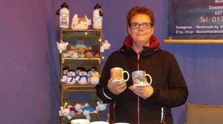 Hobbykünstlerin Monika Krause aus Ketsch hat als kreatives Motto „Handmade by Moni“: Mützen, Plüschfiguren und Tassen sind von ihr selbst gestaltet und hergestellt.