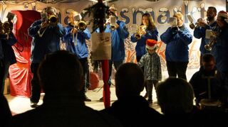 Es hat gute Tradition in Ketsch: Die „Hewwlguggler“ eröffnen den Weihnachtsmarkt.