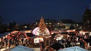 Auf dem Marktplatz bieten 35 Weihnachtshütten ein umfassendes Angebot und schaffen ein wahres Paradies für Freunde der festlichen Zeit.