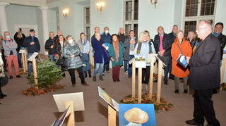 Dr. Dietmar Schuth, Kurator der Ausstellung und kreativer Kopf des Museum Blau, führt in das Werk mit Lehr- und Schmunzeleffekt ein.