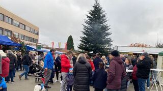 Viele Besucher lockte es am zweiten Tag zum Stöbern und Schlemmen auf den Ketscher Weihnachtsmarkt.
