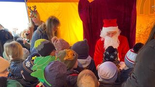 Der Nikolaus ist begehrt - kein Wunder in seinem großen Sack, den er mitgebracht hat, verbirgt sich reichlich Schokolade.