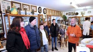 Interssierte Besucher bekommen von Willi Dörr eine Führung durch "Schnuteputzers Frisörmuseum".