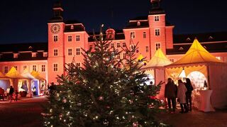 Der Ehrenhof des Schlosses ist festlich erleuchtet und verbreitet schönste Weihnachtsstimmung. Das kommt bei den vielen Besuchern am Eröffnungswochenende des Schwetzinger Weihnachtsmarktes bestens an.