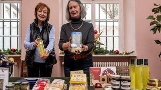Renate Löder (l.) und Beate Schultz bieten italienische Leckereien an, doch insgesamt fällt der Markt kleiner aus.