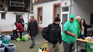 Im Hof der Arbeiterwohlfahrt warten viele Sachspenden und Lebensmittel auf die bedürftigen Menschen, die sich aussuchen dürfen, was sie gerne mitnehmen möchten.