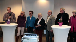 Die Gründungsmitglieder Jochen Kern (v. l.), Brigitte Herrmann, Dr. Martina Wehlte, Theresia Gaa, Dieter Klee, Harald Süß, Gisela Späth und Bettina Baumann feiern das 20-jährige Bestehen des Kunstvereins.