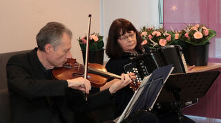Musikalischer Beitrag bei der Feier 20 Jahre Kunstverein Hockenheim von Sergej Igonin und Nina Kruser.