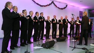 In der Aula der Lußhardtschule singt der „Hardchor“ mehr als zwei Stunden lang – und hat noch immer nicht genug. Die Zuhörer freut’s.