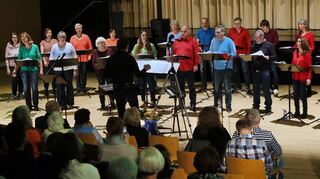 In der Eppelheimer Rudolf-Wild-Halle singt der „Mittwochschor“ des AGV Eppelheim 1844 sein erstes abendfüllendes Konzert unter Dirigent Jürgen Ferber.