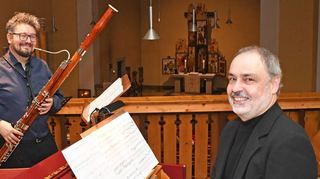 Bei der ersten von fünf „Abendmusiken“ zum Advent sind Mauricio Wayar Soux (l.) am Fagott und Peter Rudolf an Cembalo, Orgel und Klavier für die Musik zuständig. Pfarrerin Michaela Schmittberg liest dazu besinnliche Texte.