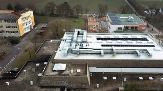Auf dem Dach der Rheinfrankhalle und dem neuen Kindergarten sind Photovoltaikanlagen installiert.