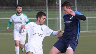 Ilias Chrisafis (l.) – hier im Kampf mit Lennart Arnold – hat am Ende mit der SG Ofters-heim im Reservenduell gegen Plankstadt mit 2:1 die Nase vorne.