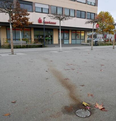 Das größte Problem sind die dunklen Spuren auf dem hellen Marktplatz-Belag, die von rostenden Bodenhülsen für die Sonnensegel ausgehen. Bei Regen füllen sie sich mit Wasser und schwemmen den Rost aus, der jedes Mal extra entfernt werden müsste. Der Ketscher Marktplatz wurde Ende 2019 nach großem Umbau in moderner Optik und mit neuer Struktur wiedereröffnet.