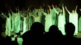 „KulturKircheKetsch“: Am Ende darf der Bach Code als entschlüsselt gelten – das Musiktheater Tatjana Worm hat sich tief in die weihnachtliche Symbolik von Bach hineingedacht und sie in Szene gesetzt.