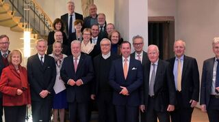 Gruppenbild im Foyer des Stadtratssitzungssaals: Die Tagungsteilnehmer haben bei ihrem Treffen über Spenden und Aktionen der Stiftung gesprochen.