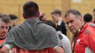 Nach der am Ende doch deutlichen 26:31-Niederlage gegen die TSG Eintracht Plankstadt sind Carsten Frank (l.) und Trainer Martin Schnetz von der HSG St. Leon/Reilingen entsprechend enttäuscht, hatte ihr Team doch zur Pause 16:11 geführt.