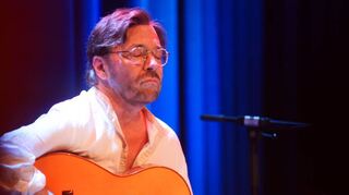 Nicht irgendwer zum Naschen, sondern der international renommierte Al Di Meola gab im einmaligen Ambiente des Wollfabrik ein Konzert.