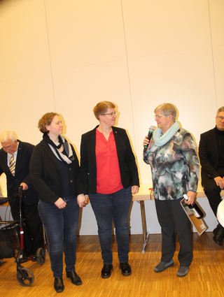 Glückwünsche und Geschenke auch vom Kirchengemeinderat für Pfarrerin Beetschen (2.v. l.), die von ihrer Ehefrau begleitet wird.