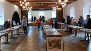 Breites Angebot gerahmter Kunstwerke im Ägidienhaus beim Markt des Dombauvereins.