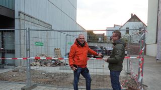 Investor Michael Eberhardt (l.) und sein Mitarbeiter Karsten Sprenger an der Stelle, an der jahrzehntelang der Postkiosk stand. Der Hofbereich des Wohnhauses mit der Filiale der Deutschen Bank wird überbaut. Hier ent-steht der erste Gebäuderiegel des Projekts.