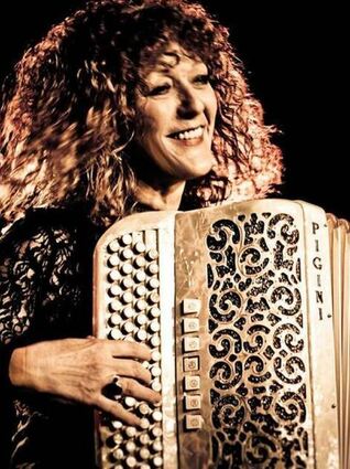 Lydie Auvray bringt weit über 40 Jahre Bühnenerfahrung mit.