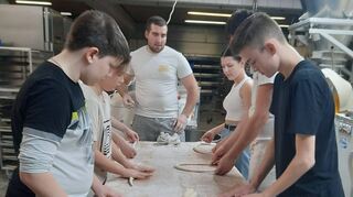 In der Bäckerei-Konditorei Leisinger helfen die Konfirmanden beim Brotbacken.