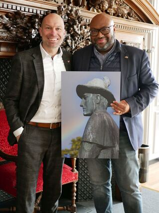 Timo Wangler übergibt beim Antrittsbesuch in Trélazé ein Foto vom Enderle an seinen französischen Amtskollegen Lamine Naham.